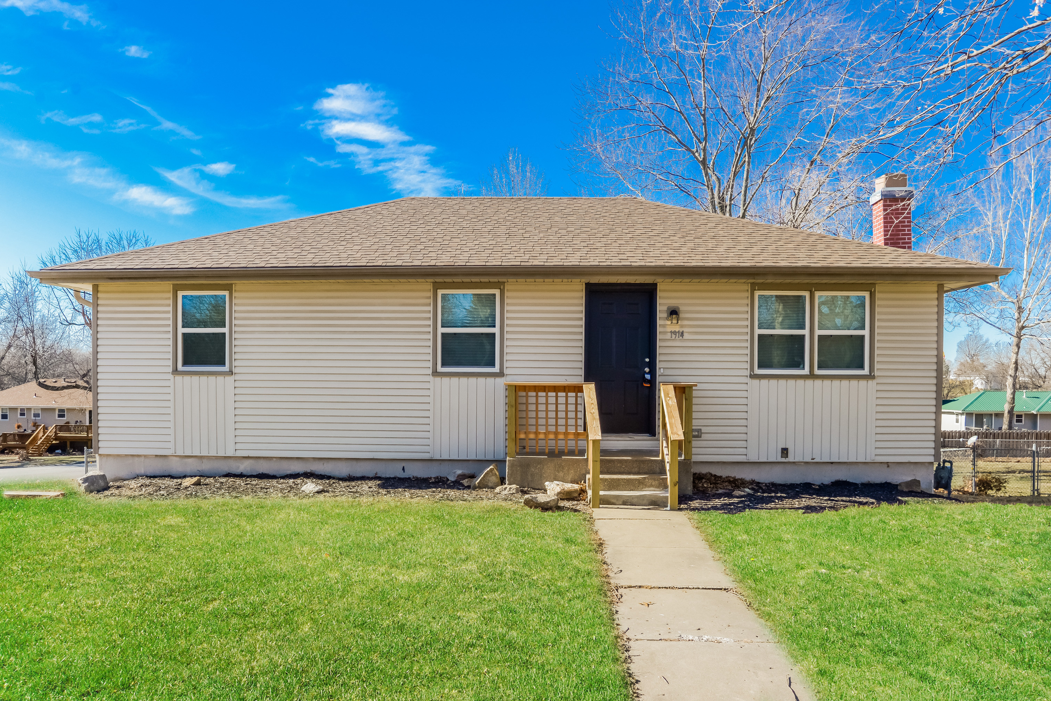 1914 WILLOW ST HIGGINSVILLE, MO 64037